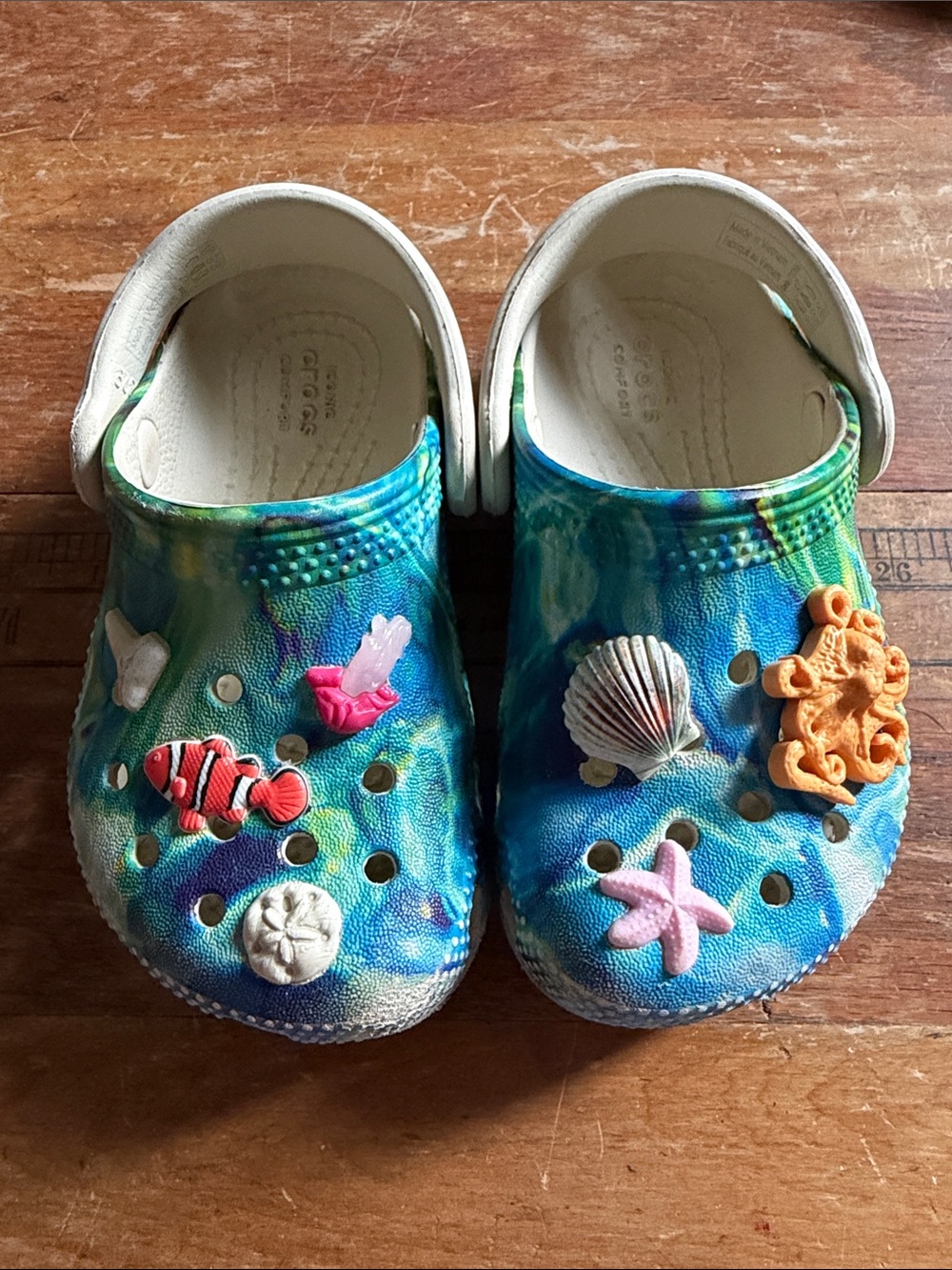 CROCS Toddler 7 Under the Sea! Blue Green Clogs with Ocean Charms